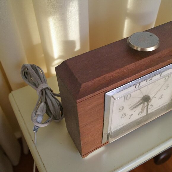 Vintage GE Electric Clock – Mid Century Wood Desk Clock with Chrome Frame – Work - Picture 3 of 5